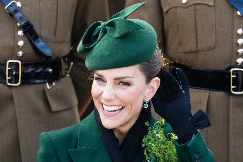 Katalin hercegné zöld kalapban és kabátban nevet