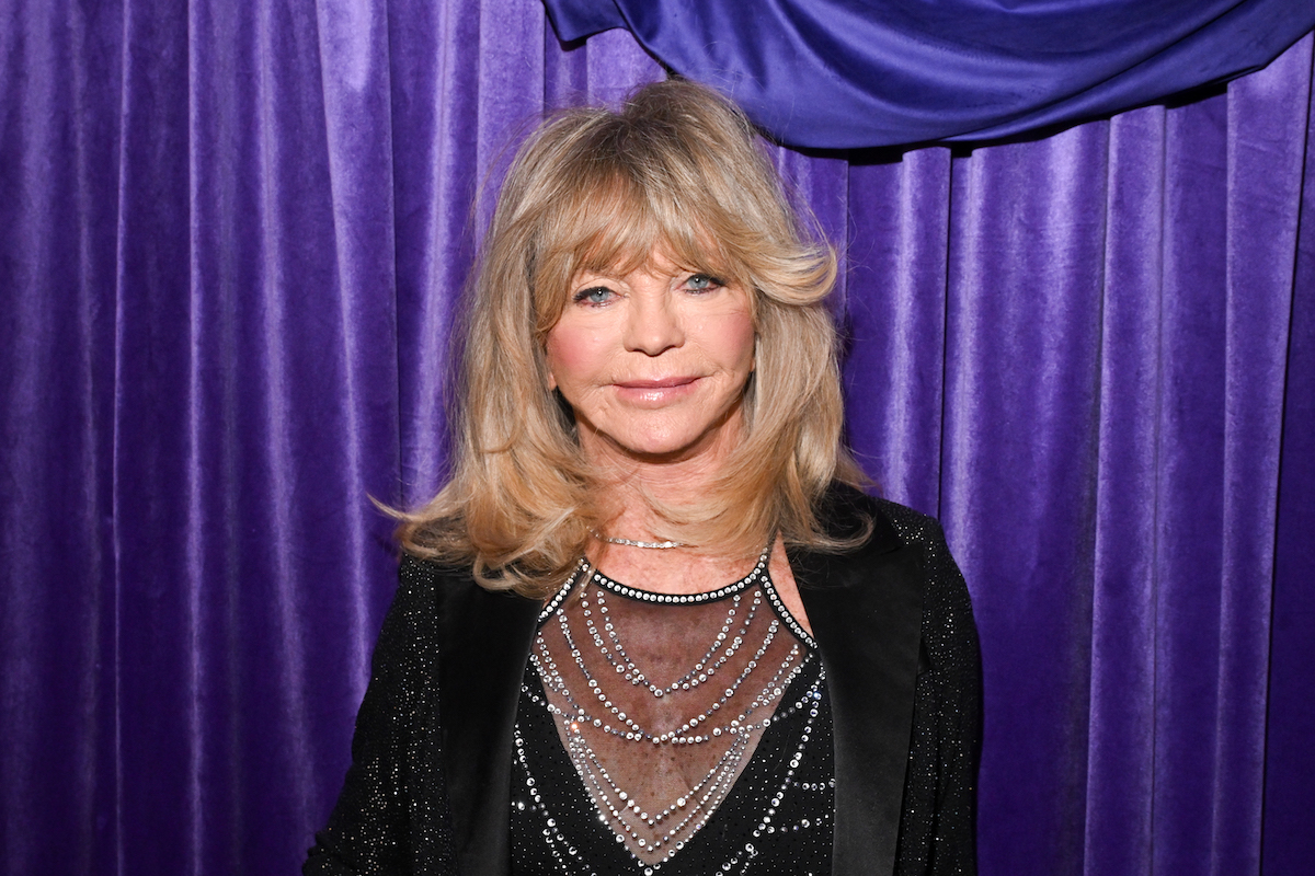 Goldie Hawn az Aspen Snow Ball Gala vendégeként fekete estélyiben, kiengedett szőke hajjal