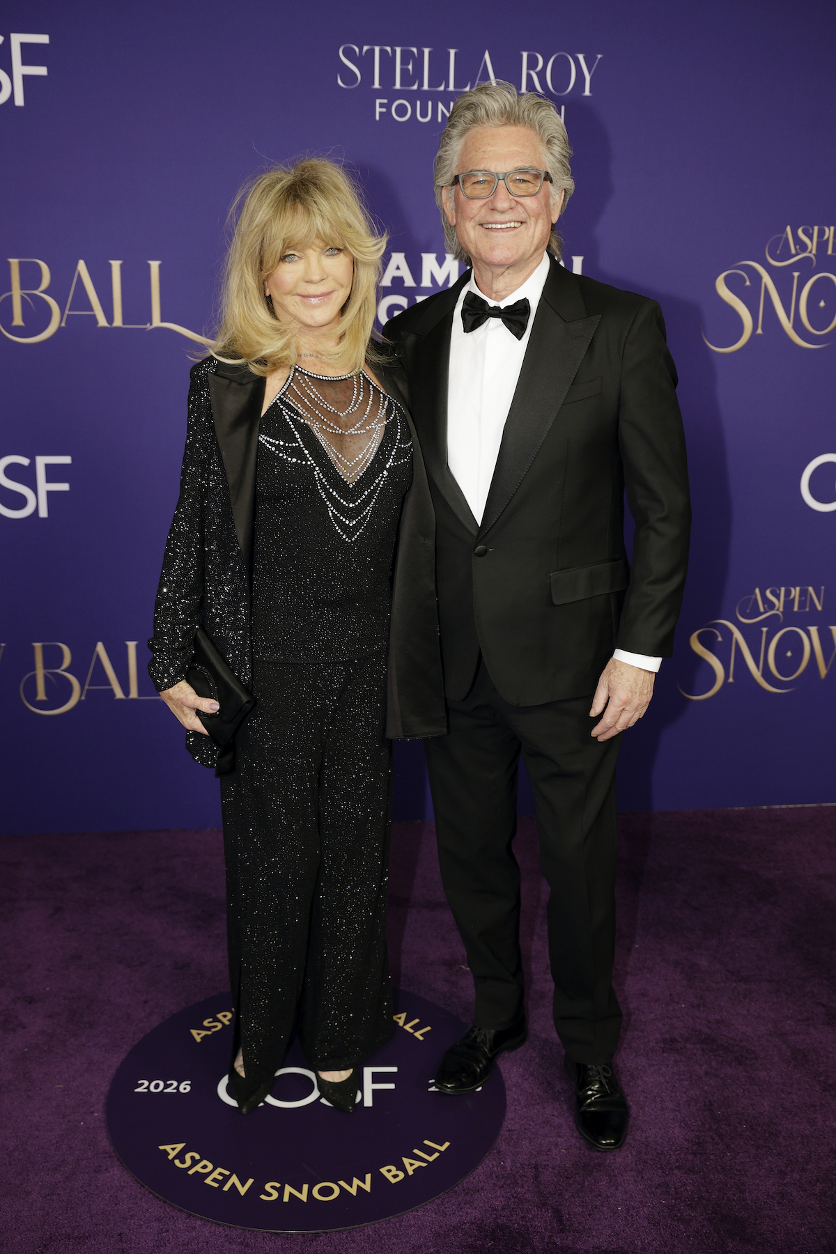 Kurt Russell és Goldie Hawn az Aspen Snow Ball Gala vendégeként, Hawn fekete estélyiben, kiengedett szőke hajjal, párja szmokingban