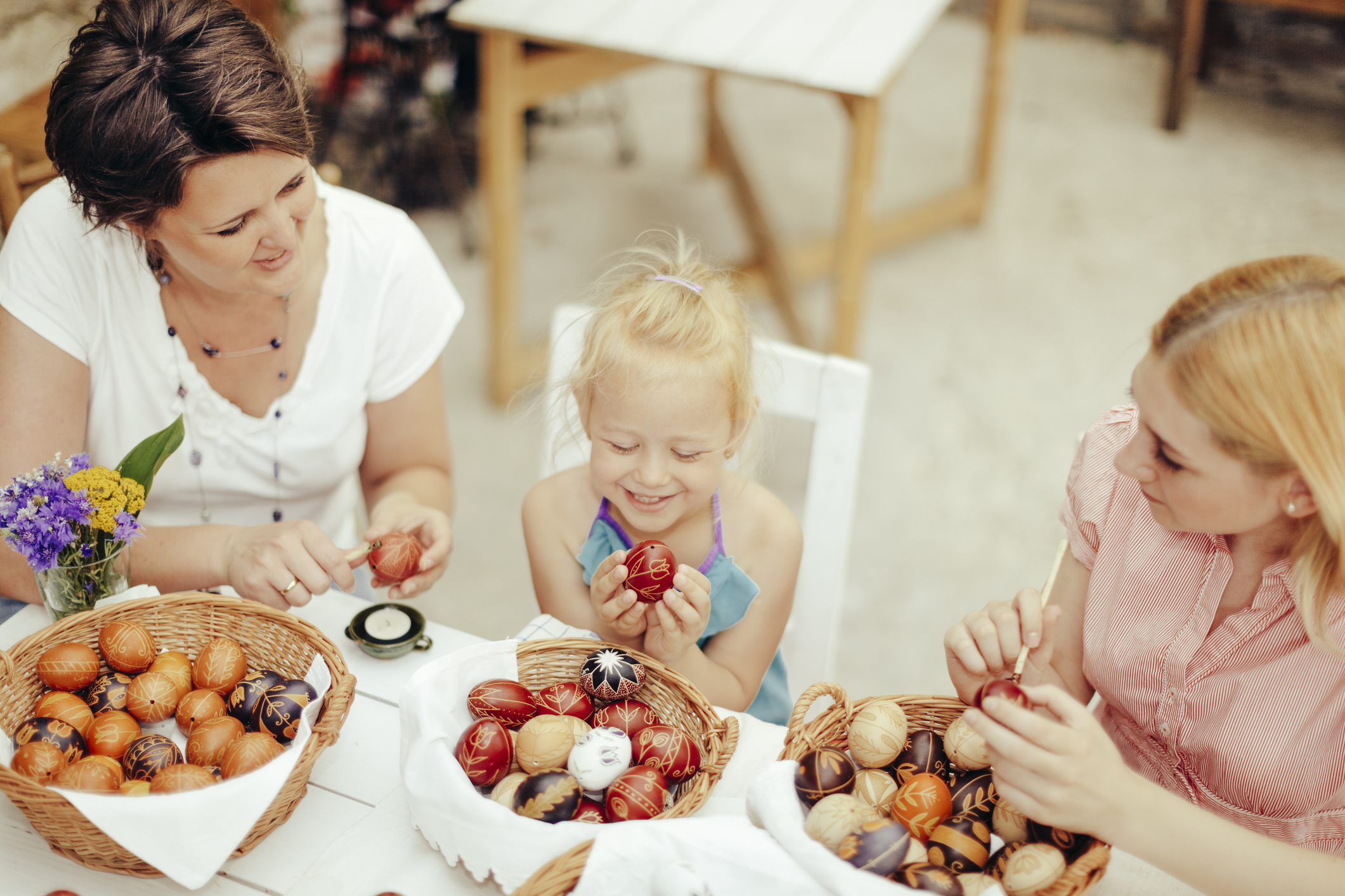 husvet-2026-program-videk | Marie Claire Kislány, anyuka és nagymama tojást fest
