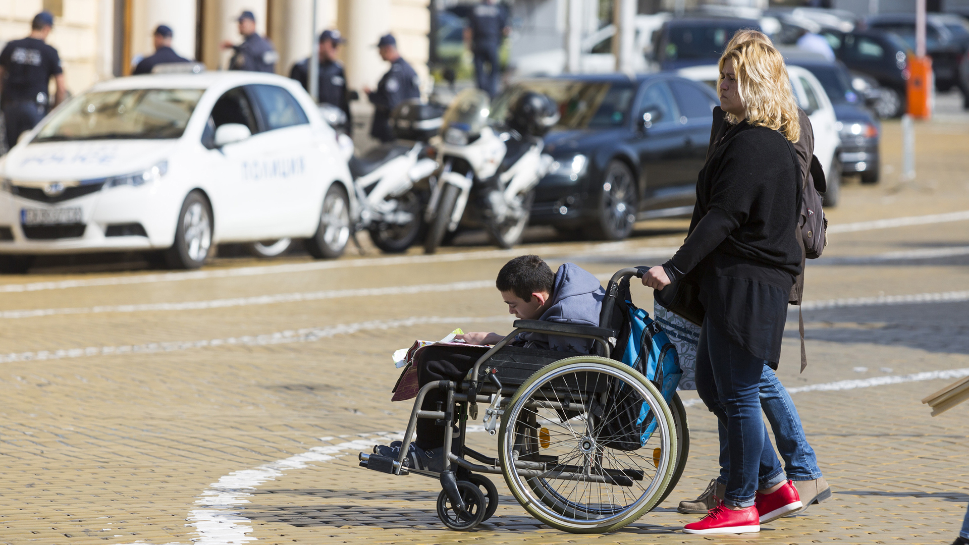 Édesanya sérült gyerekét kíséri kerekesszékben