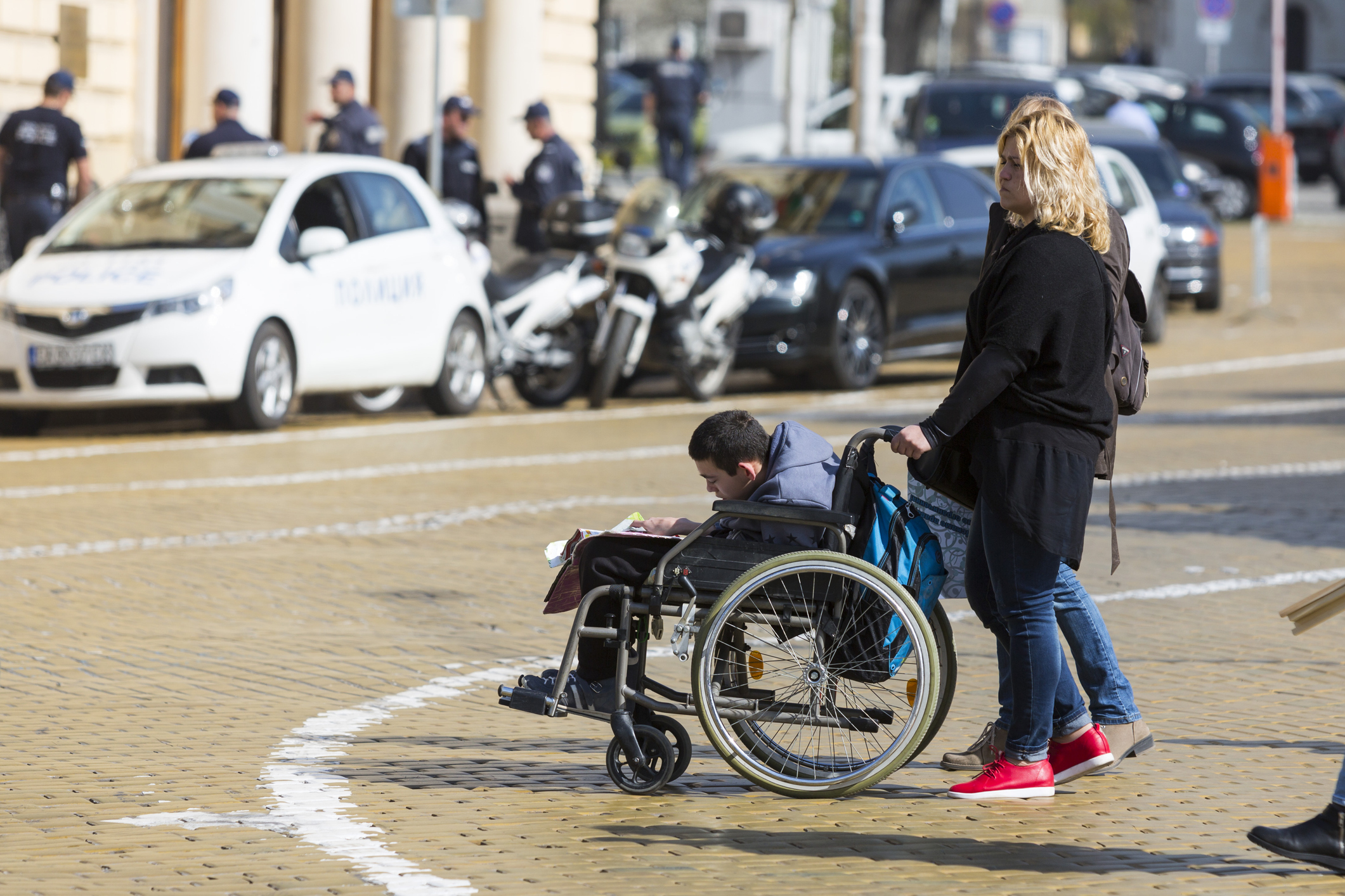 Édesanya sérült gyerekét kíséri kerekesszékben