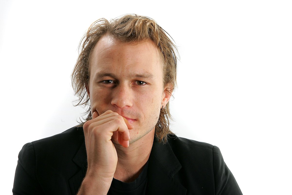 Heath Ledger 2006-ban, fehér háttér előtt portré