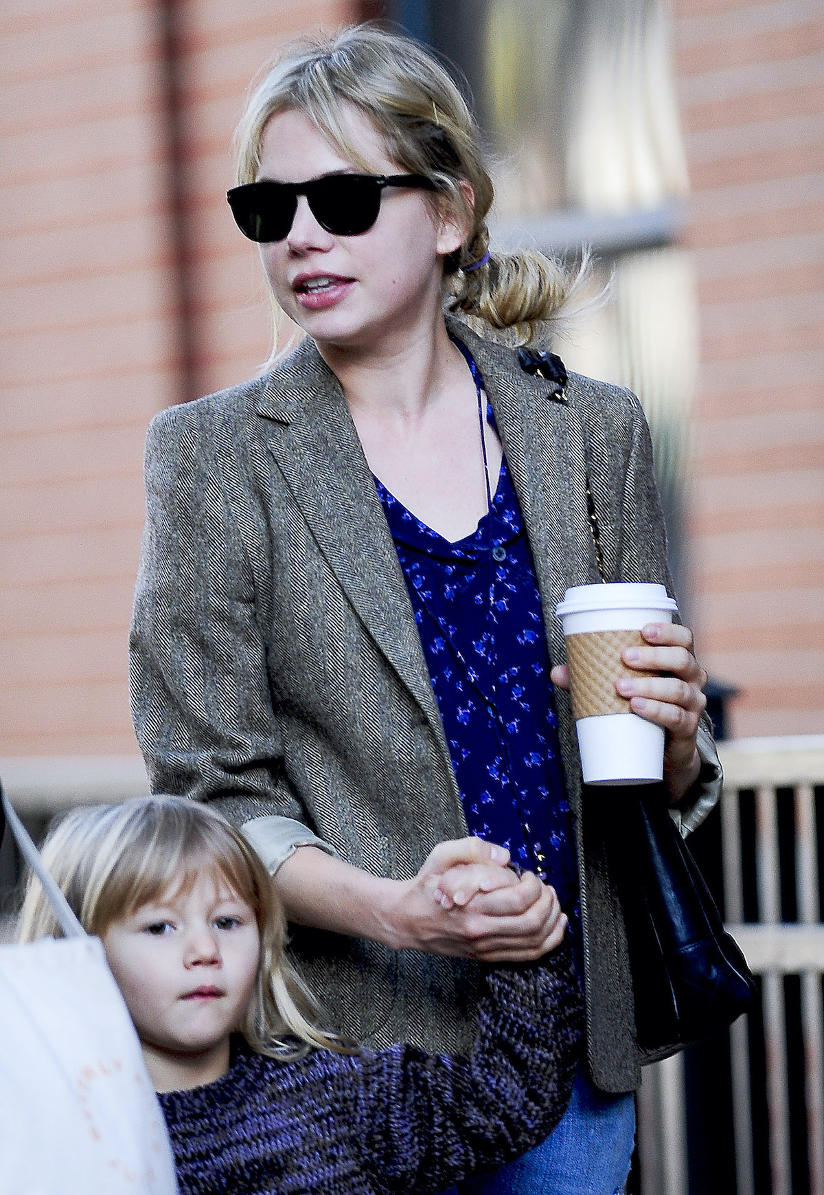 Michelle Williams napszemüvegben, kávéval a kezében, és lánya, a 4 éves Matilda Ledger Brooklynban, 2009-ben.