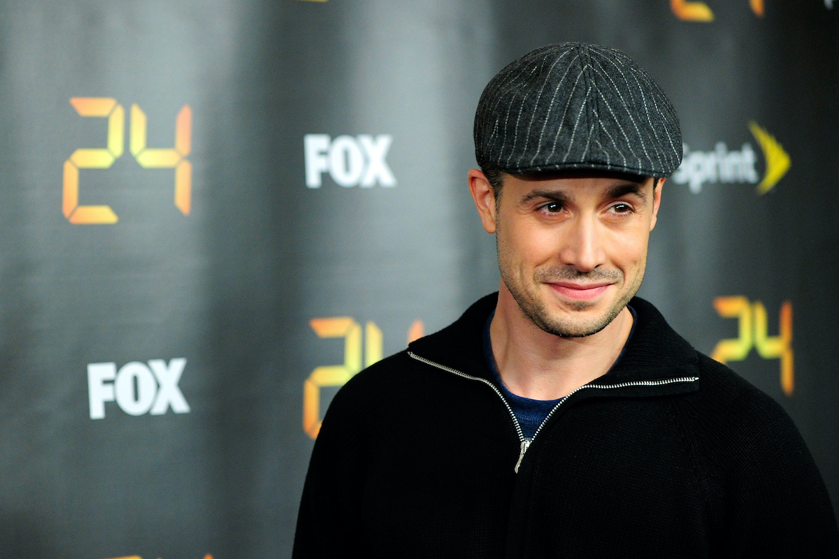 Freddie Prinze Jr. sapkában és fekete pulóverben