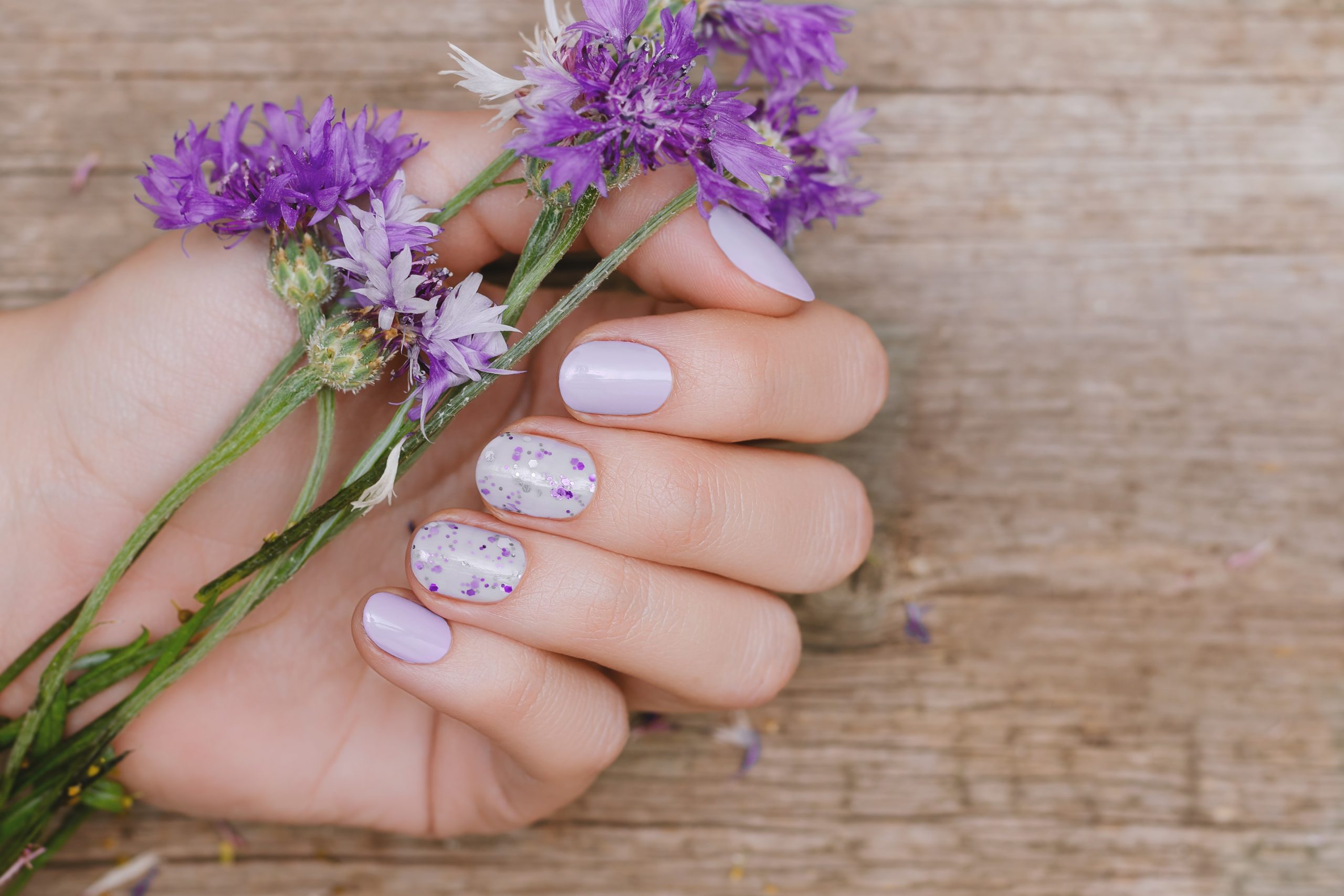 Lila körmök lila virággal