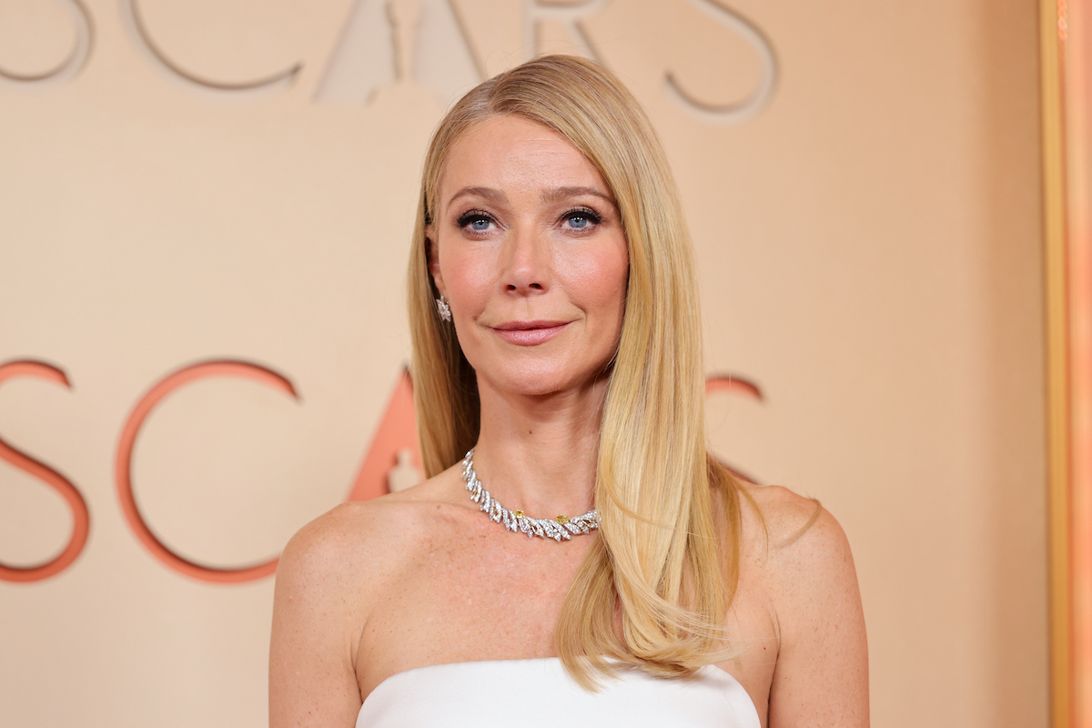 Gwyneth Paltrow vállpánt nélküli fehér estélyi ruhában és Tiffany & Co. ékszerekkel (portré)