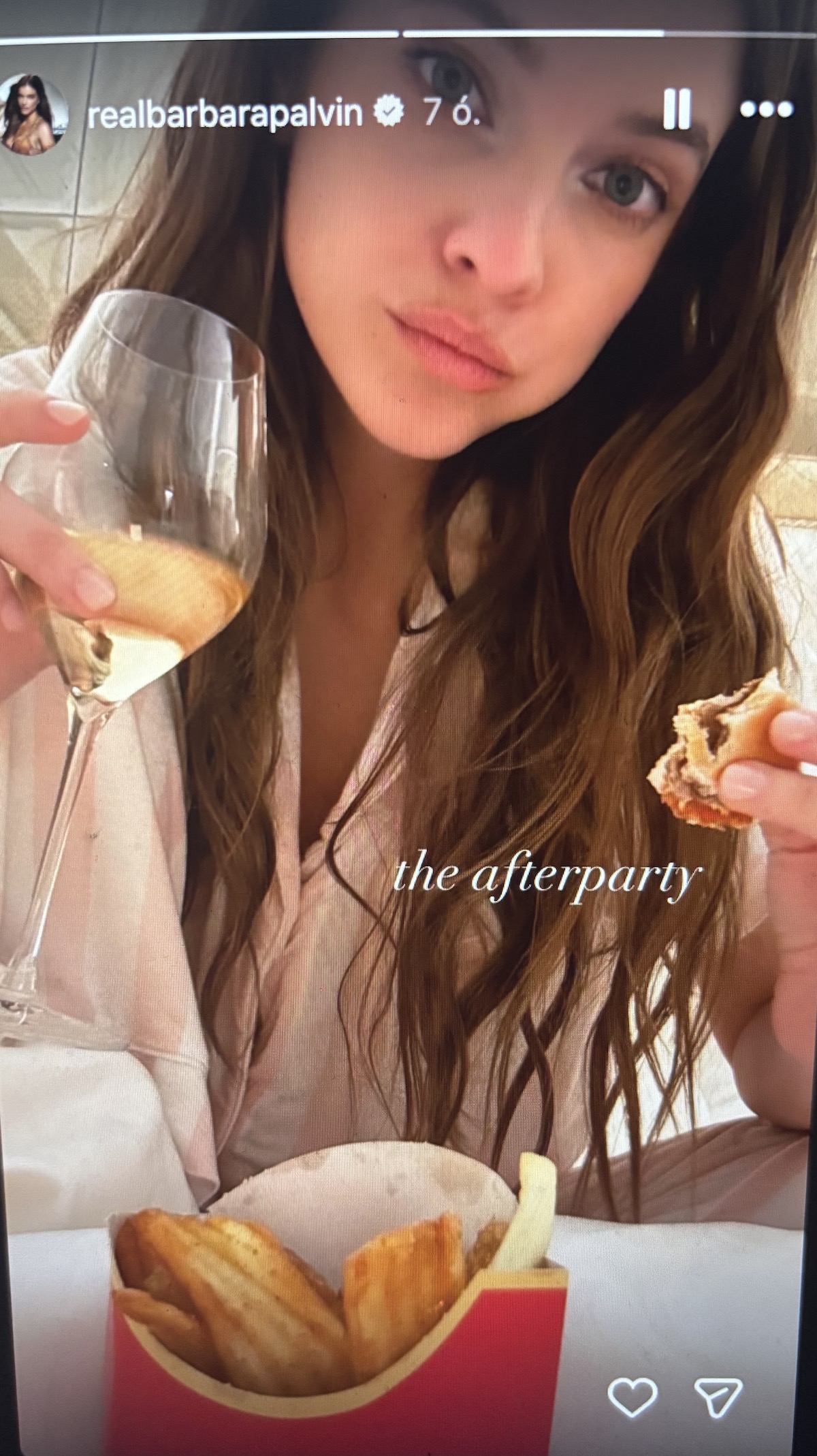 palvin-barbara-es-dylan-sprouse-parizsi-divathet-2026 | Marie Claire Palvin Barbara egy hamburgert eszik, kezében pohár bor