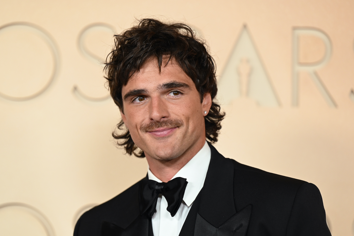 Jacob Elordi csokornyakkendőben, portré