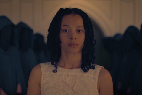 fiatal nő vállig érő hajjal, világos felsőben