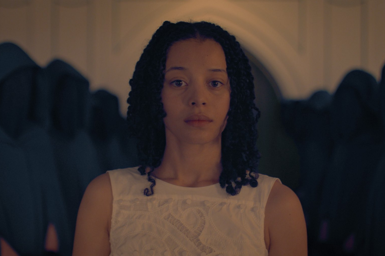 fiatal nő vállig érő hajjal, világos felsőben