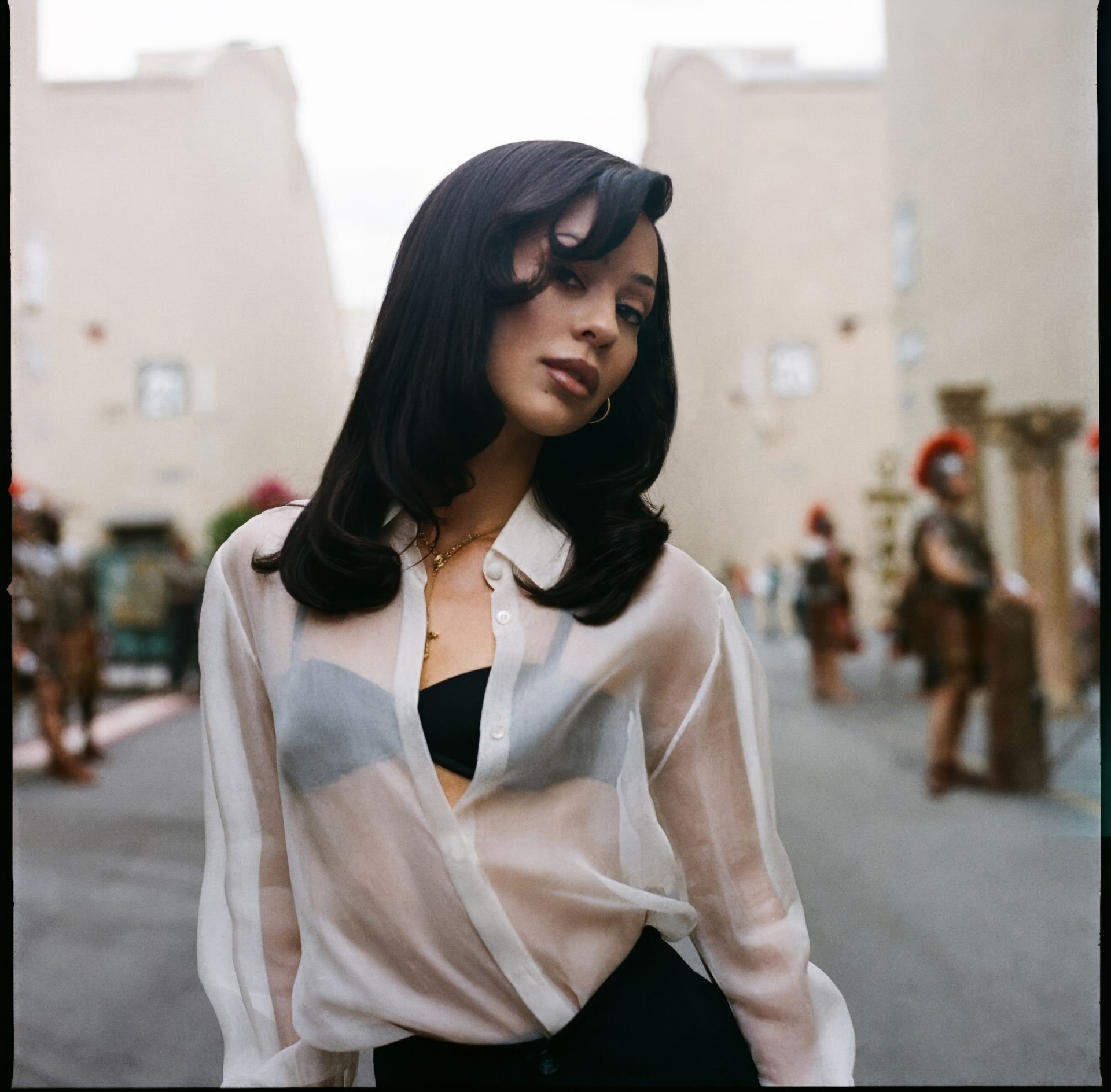 Alexa Demie áttetsző fehér blúzban és fekete melltartóban