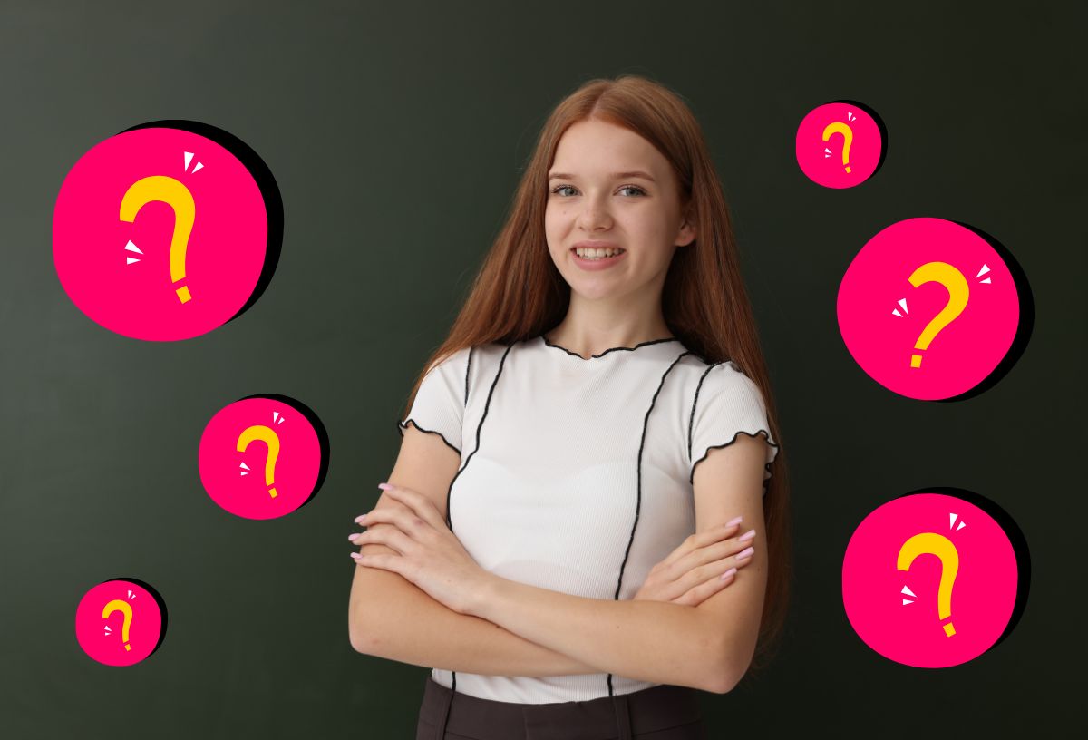 Hosszú hajú, fiatal nő fehér felsőben, összefont karral mosolyog a kamerába, szürkészöld háttér, rózsaszín alapon sárga kérdőjelek körben