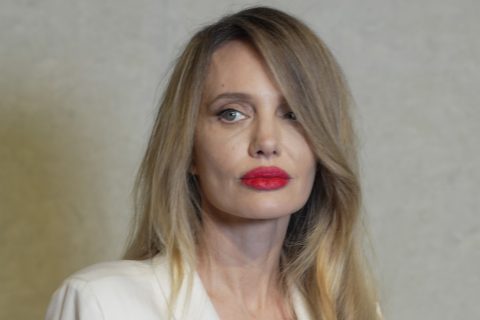 Angelina Jolie fehér köntösben, komoly arccal néz a Tom Ford rendezvényen 2026. március 29-én Sanghajban, Kínában.