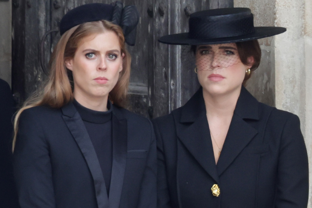 Beatrix Windsor hercegnő és Eugénia hercegnő részt vesz II. Erzsébet királynő állami temetésén a Westminster-apátságban 2022. szeptember 19-én Londonban, Angliában.