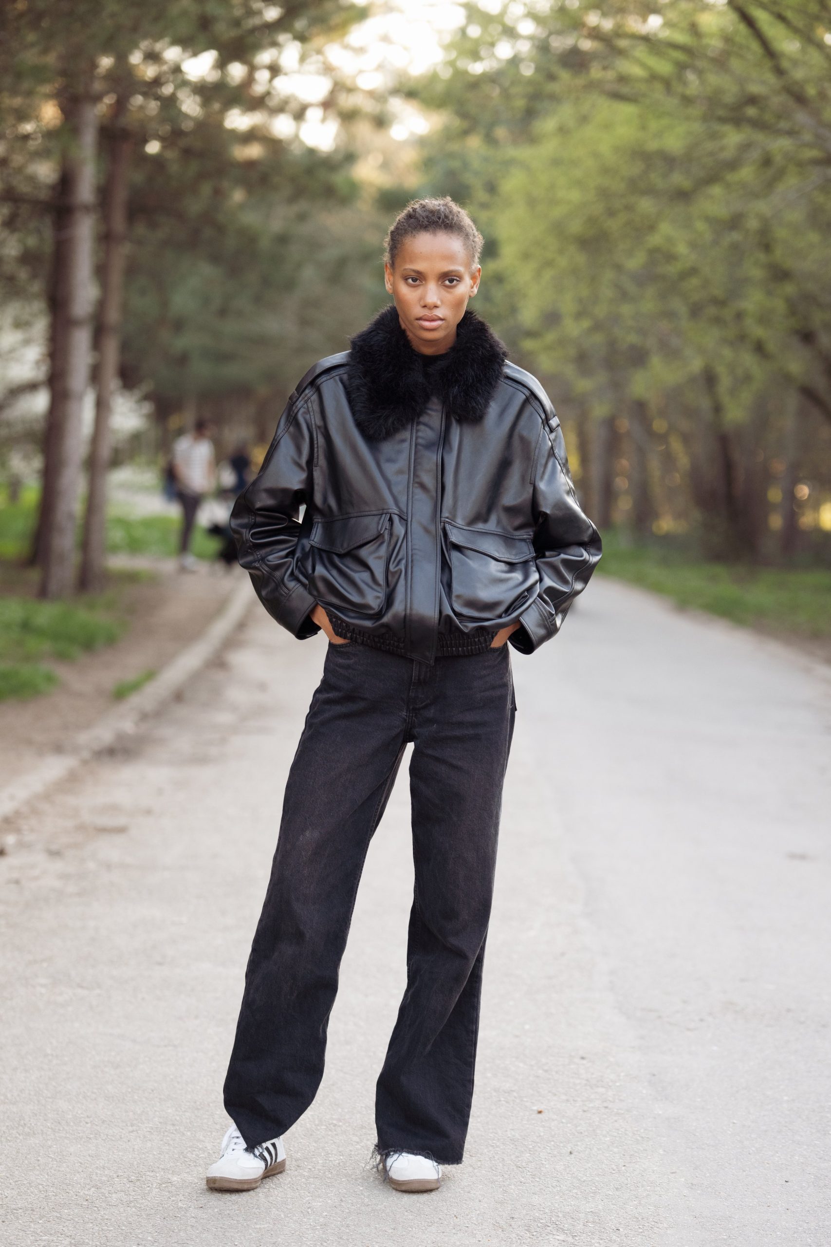 Modell bomberdzsekiben vonul Párizsban