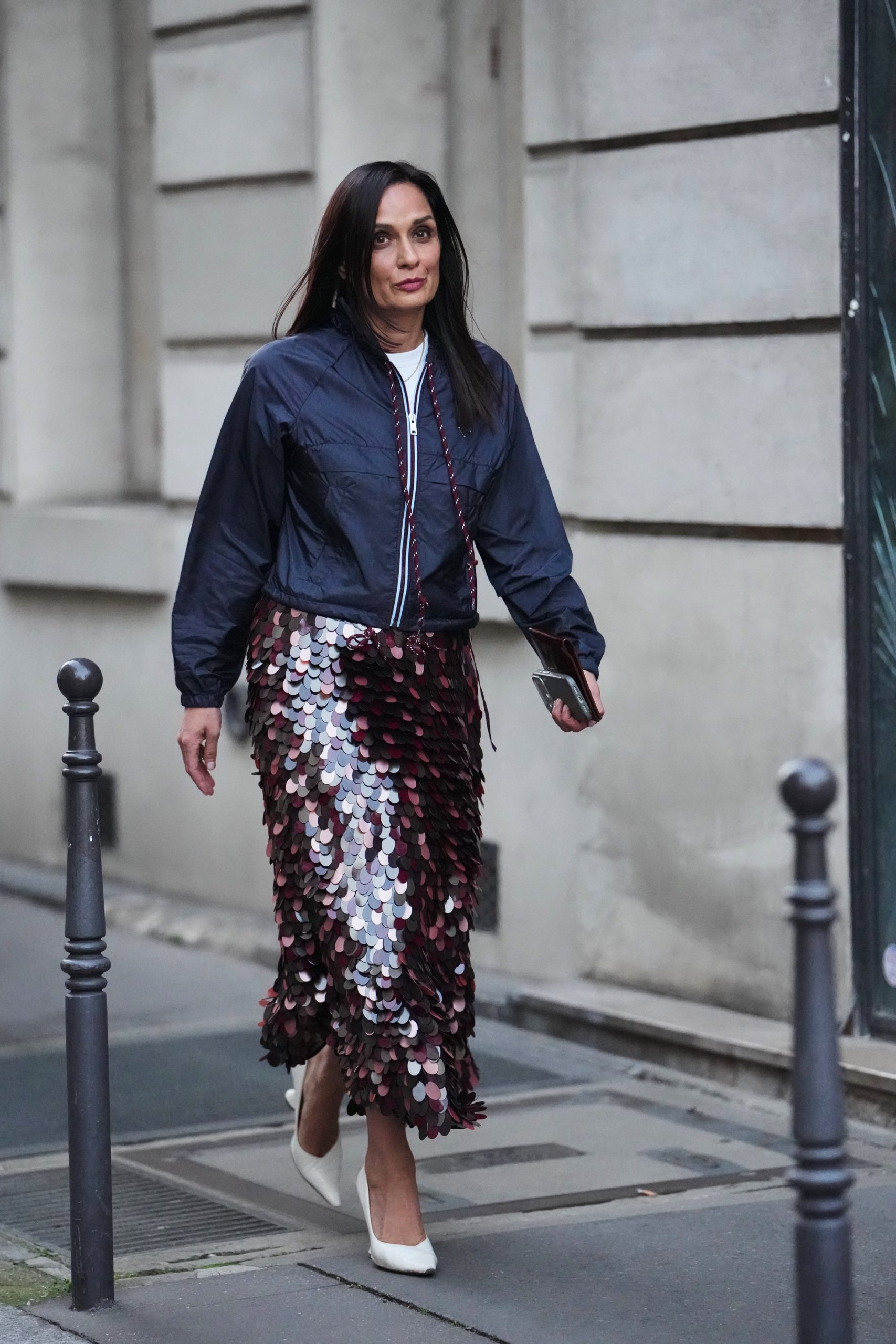 Modell bomberdzsekiben vonul Párizsban