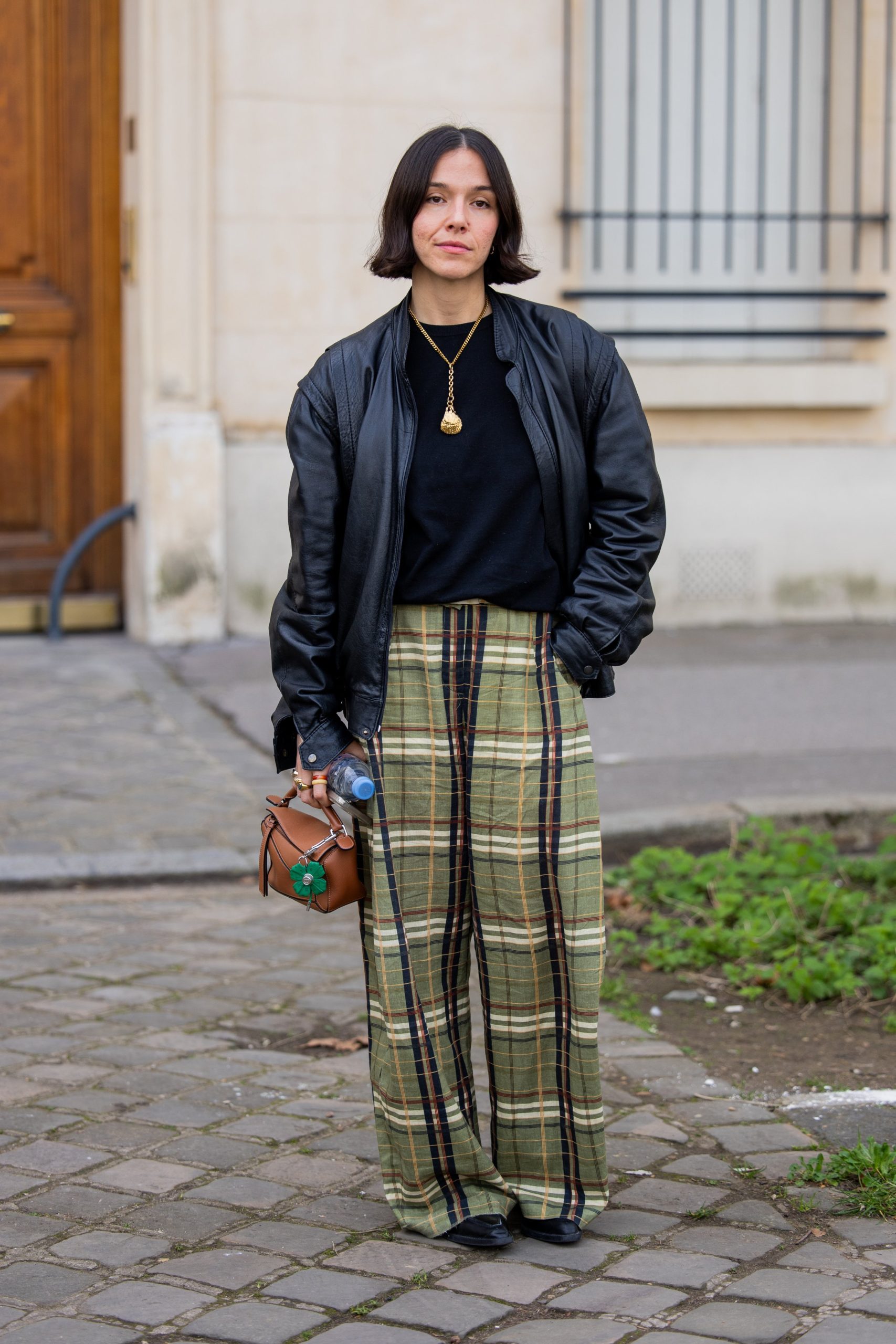 Modell bomberdzsekiben vonul Párizsban