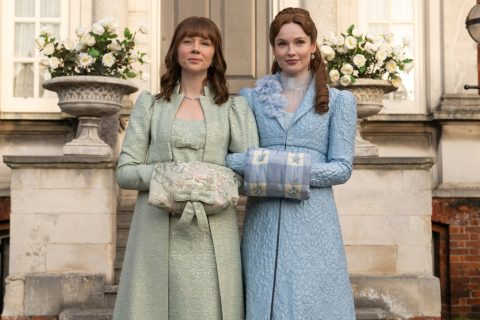 Eloise és Francesca Bridgerton mosolyognak egymás mellett