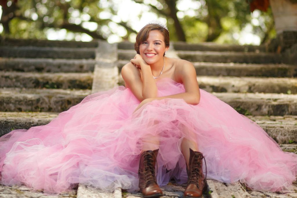 Fiatal nő tüllszoknyában ül a lépcsőn, Bridgerton bőrápolás