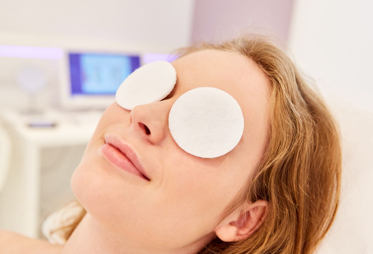 Hogyan kezeljük a szem atka miatti irritációját? | Marie Claire Nő szemére rakott nedves vattakorongokkal borogatja az atka miatt irritált szemeit