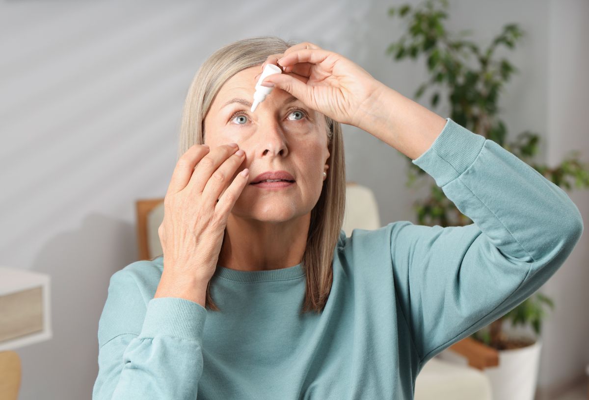 Hogyan kezeljük a szem atka miatti irritációját? | Marie Claire Nő szemcseppet csepegtet a szemébe