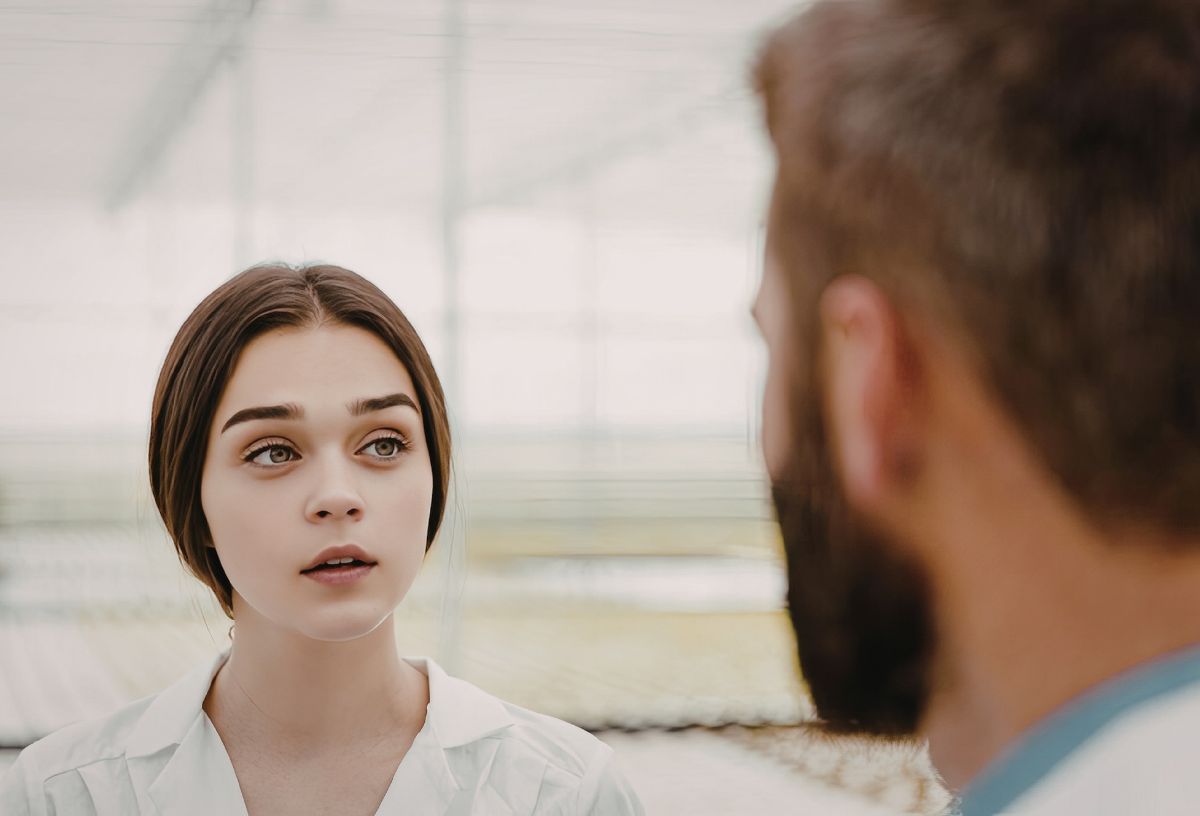 5 tipp, hogyan hozzuk helyre testbeszéddel a párkapcsolatunkat vita után | Marie Claire Fiatal, szép nő középen elválasztott hajjal lazán szakállas férfi szemébe néz