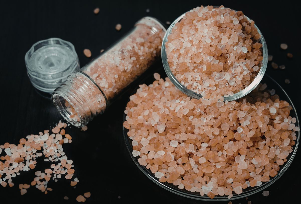 4 étel, amiben a legtöbb a mikroműanyag | Marie Claire Fekete háttéren rózsaszín himalája só tálban és üvegben, valamint az asztalon