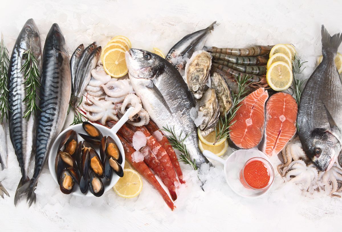4 étel, amiben a legtöbb a mikroműanyag | Marie Claire Halak, kagylók, osztrigák, rákok, lazac és citromkarikák jégen