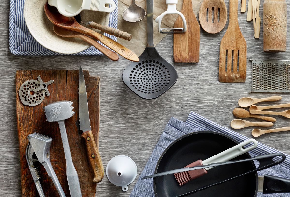 Különböző fa, fém és műanyag konyhai eszközök