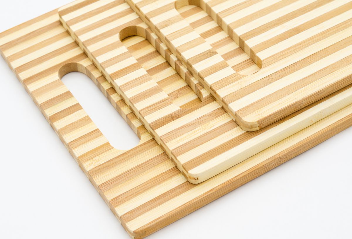 6 konyhai eszköz, amit a kardiológus sosem használ | Marie Claire Bambusz vágódeszkák egymáson