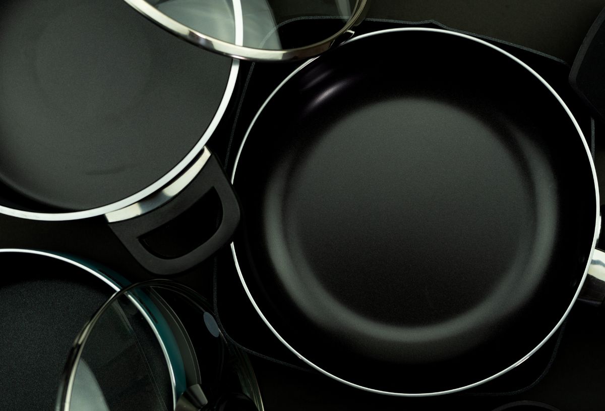 6 konyhai eszköz, amit a kardiológus sosem használ | Marie Claire Serpenyők és lábosok fekete háttéren