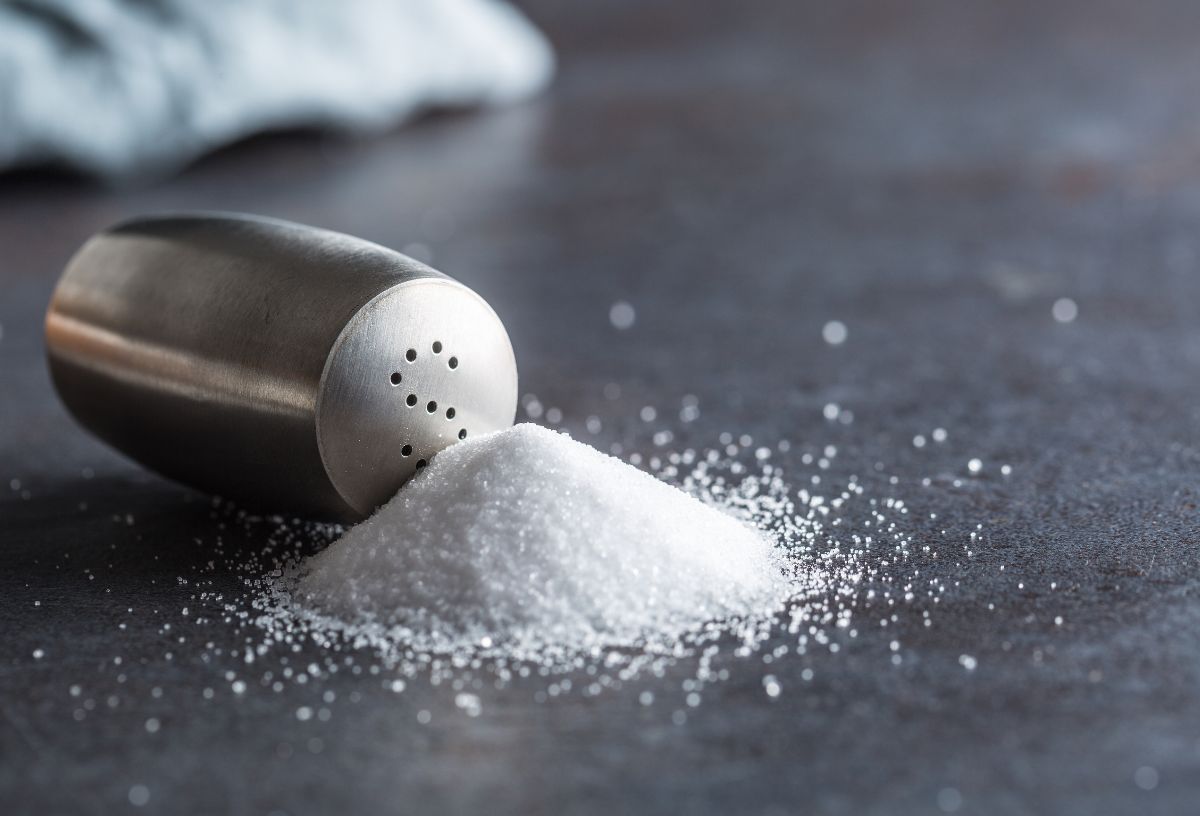 6 konyhai eszköz, amit a kardiológus sosem használ | Marie Claire Fém sószóró és sókupac sötét asztalon
