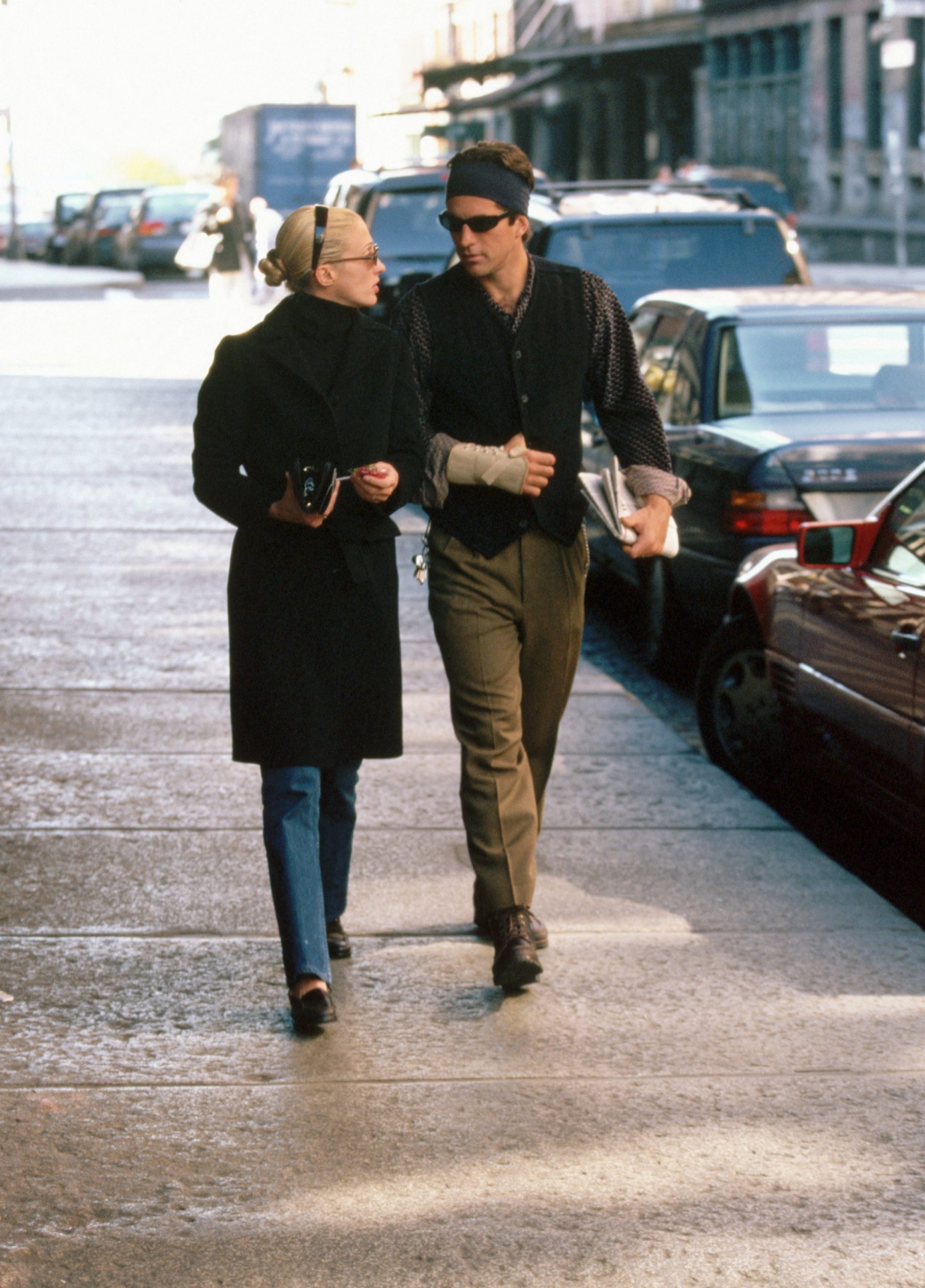 John F. Kennedy Jr. és felesége, Carolyn Bessette az utcán sétálnak