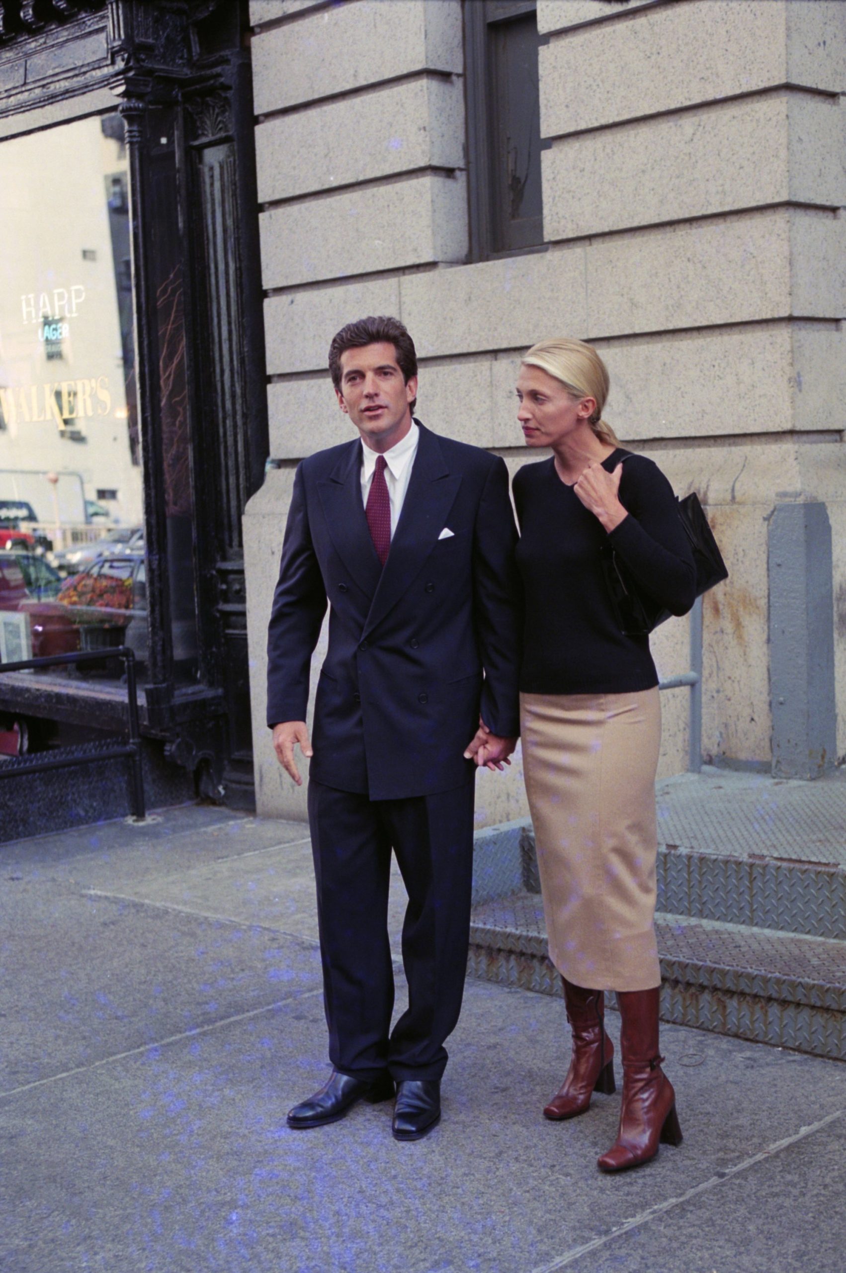 John F. Kennedy Jr. és felesége, Carolyn Bessette az utcán sétálnak