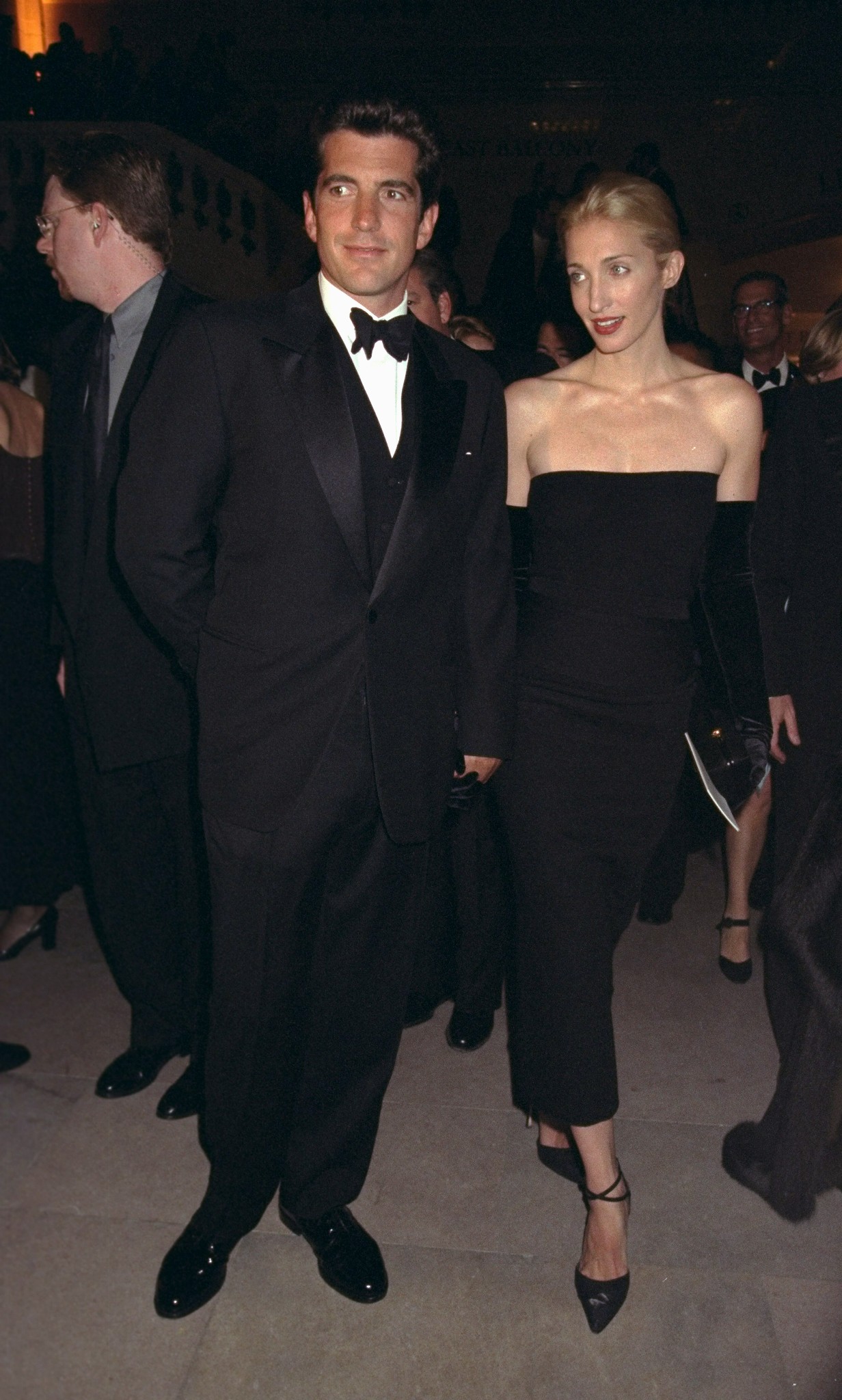 John F. Kennedy Jr. és felesége, Carolyn Bessette kéz a kézben