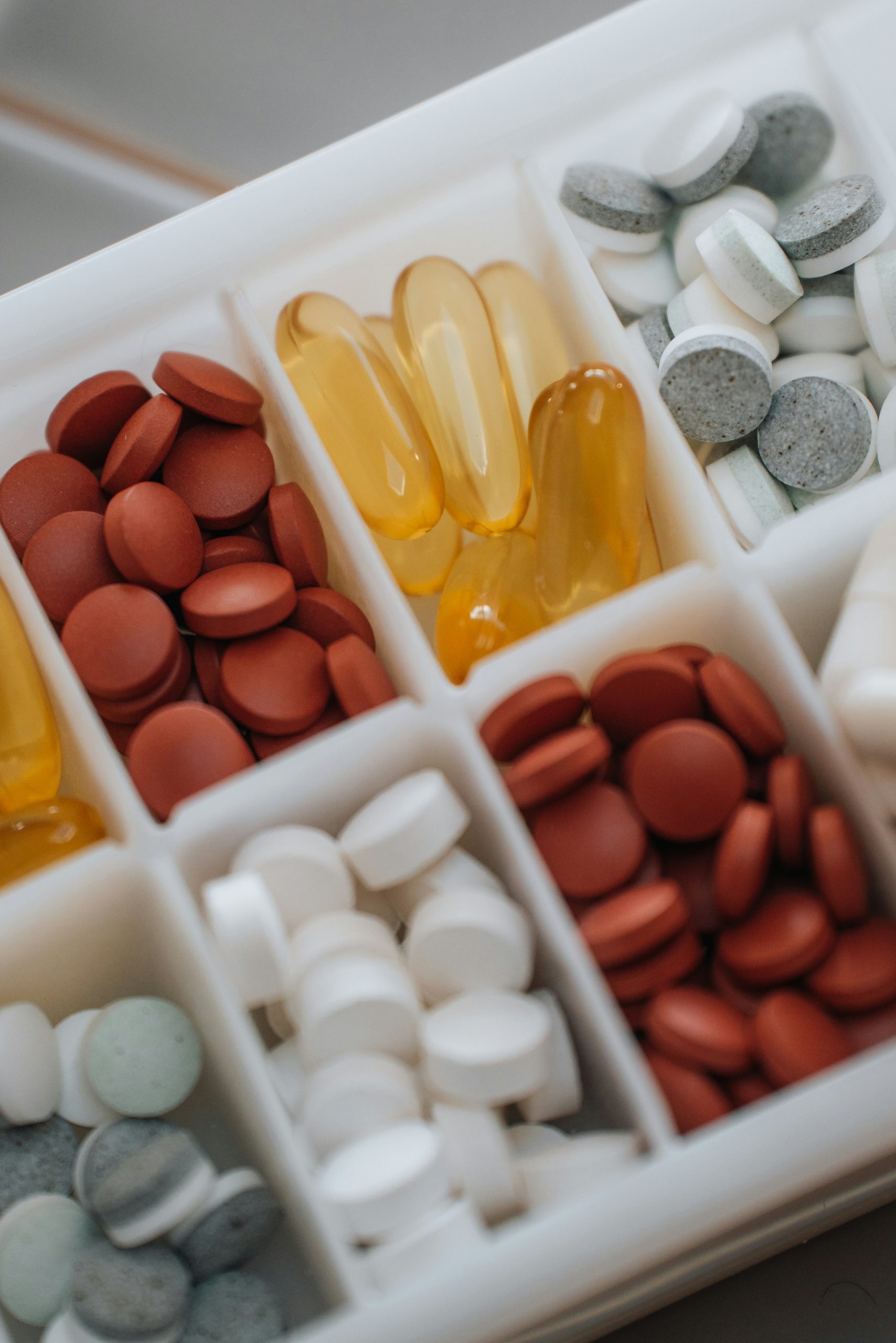 Színes pirulák tartóban