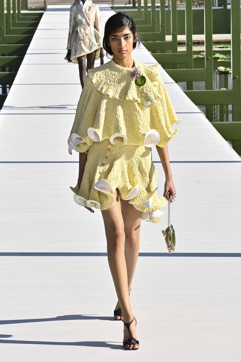 Dior 2026. ősz–tél bemutatóján vonuló modell sárga szettben