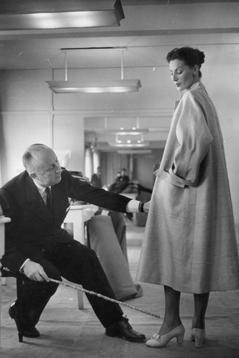 Christian Dior párizsi műtermében dolgozik egy angol selyemből készült kabáton