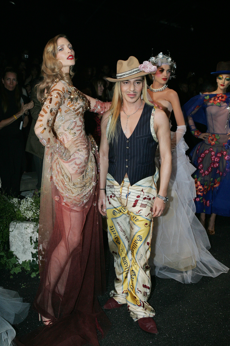 John Galliano Nadja Auermann modellel a Christian Dior 2005–2006-os őszi–téli haute couture divatbemutatóján