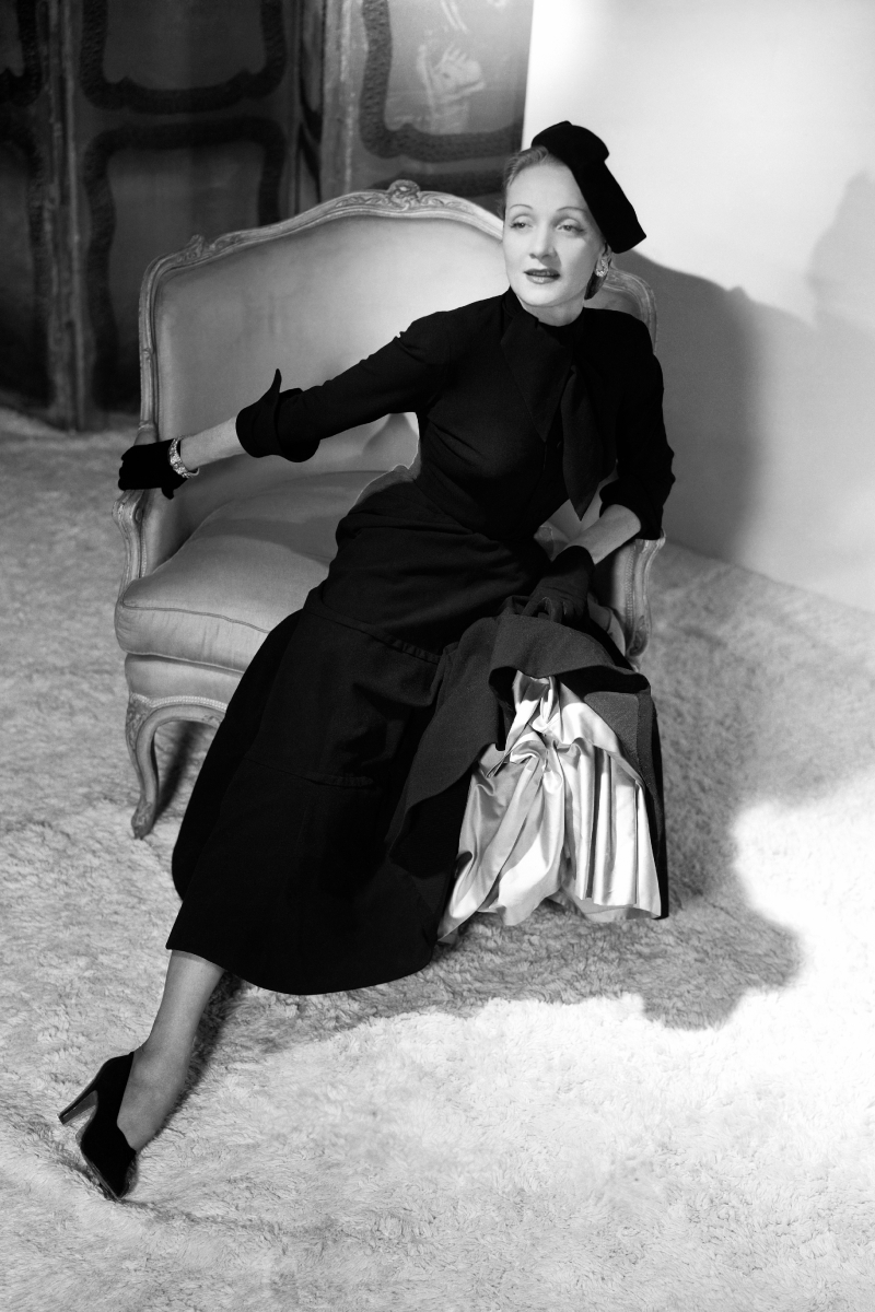 Marlene Dietrich talpig Diorban pózol a Vogue fotósának, 1948.