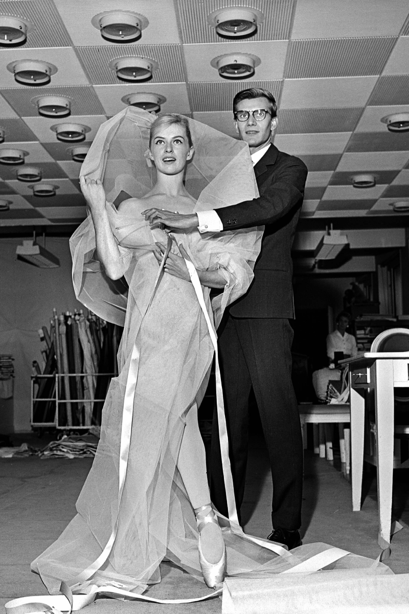 Yves Saint Laurent és Tessa Beaumont táncosnő a Dior műhelyében, 1959.