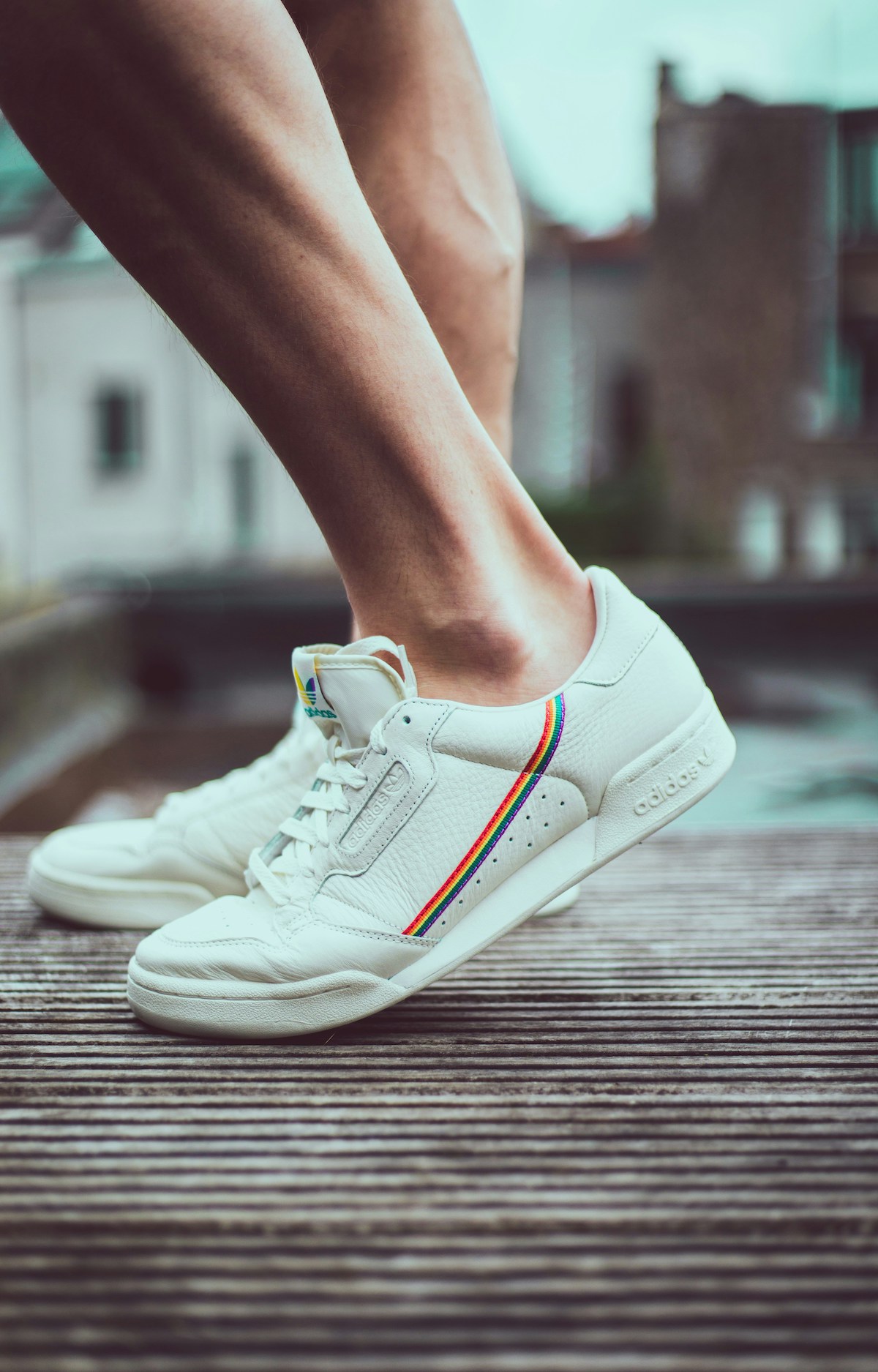 fehér adidas tornacipő szivárvány csíkkal