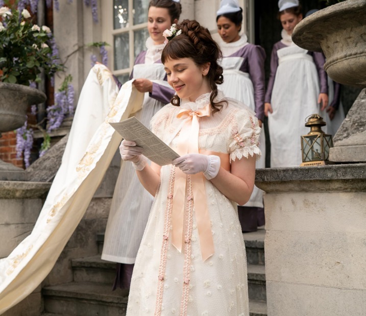 Bár első ránézésre ő is pasztellekben és virágmintákban jelenik meg