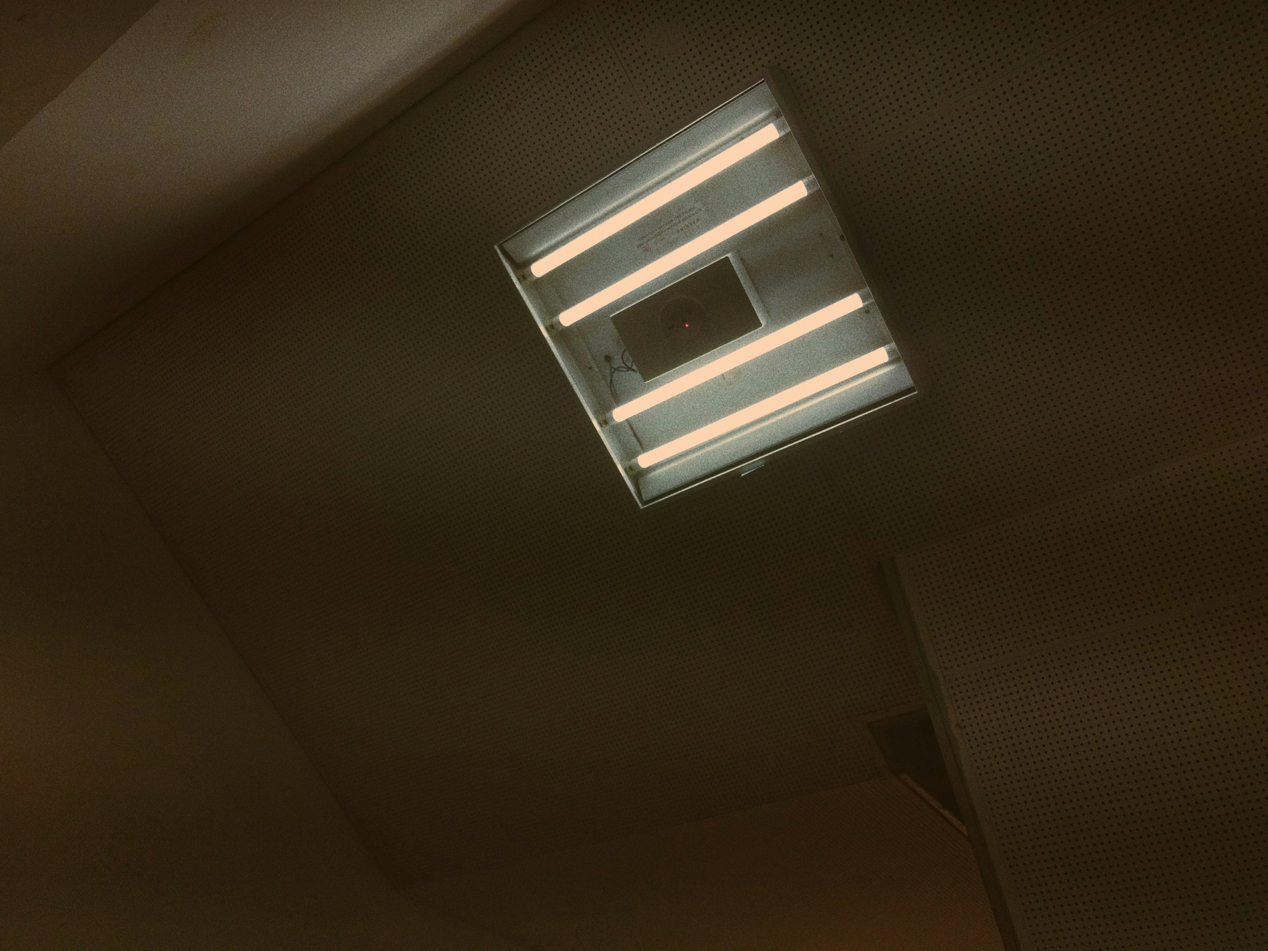 Éles fény a plafonon