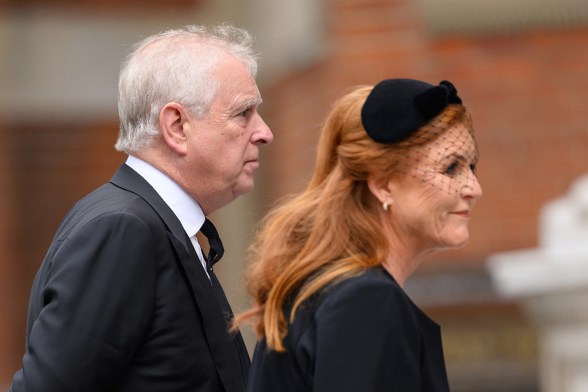 Sarah Ferguson fekete kalapban és mögötte András herceg