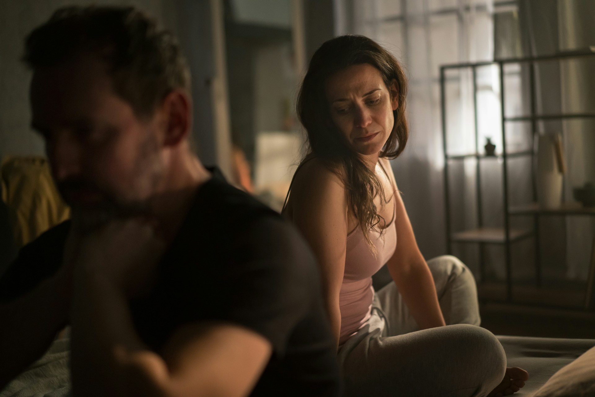 szomorú nő és férfi