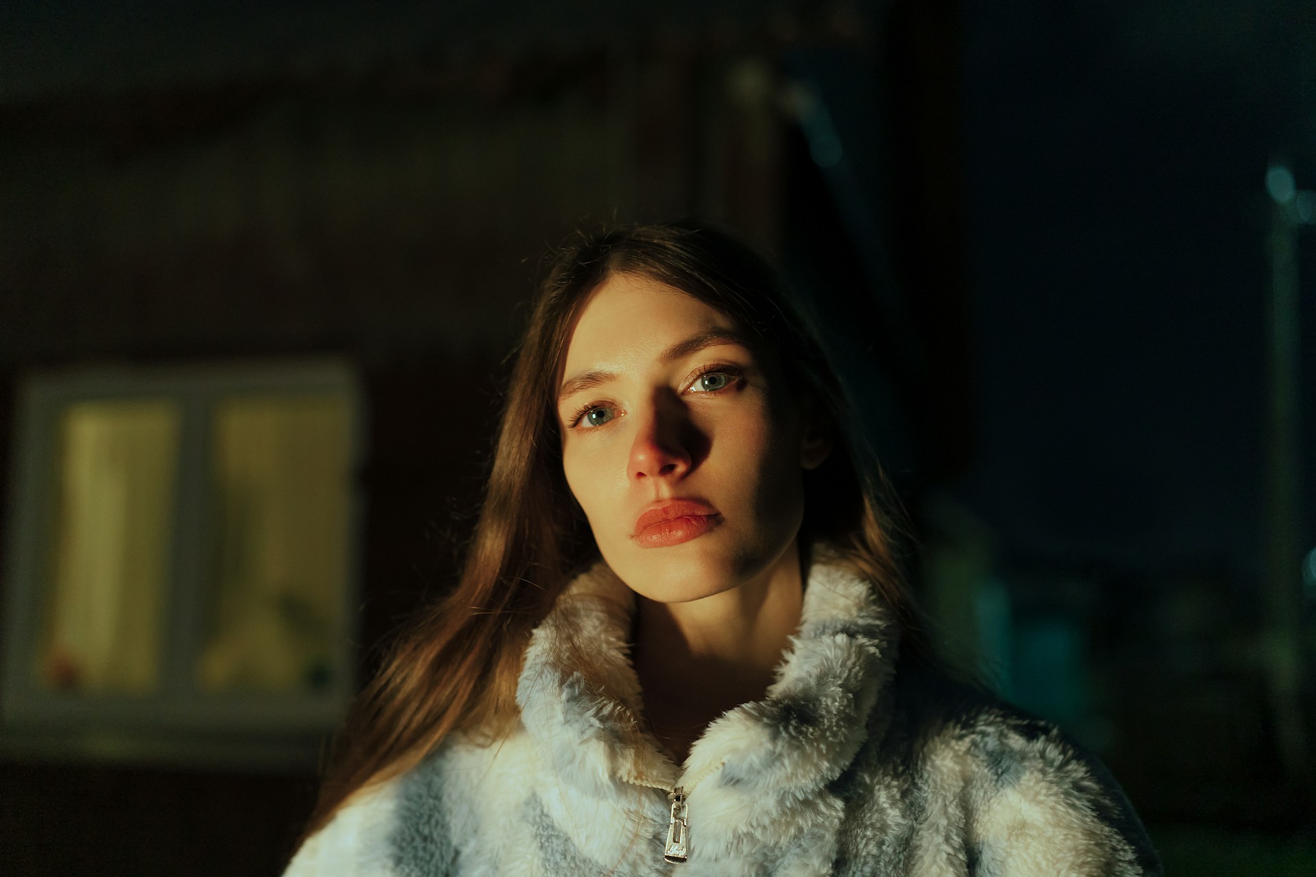 Fiatal nő néz a távolba