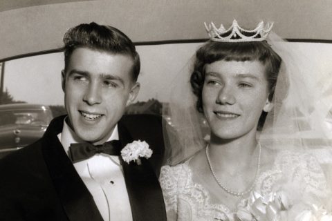 Egy régi fekete-fehér az 50-es évekből, amin egy mosolygó házaspár látható