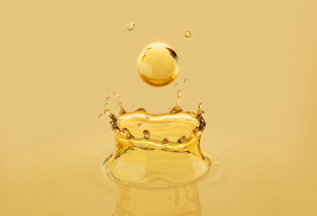 Sárga színű folyadékba cseppenés, visszacsapódás